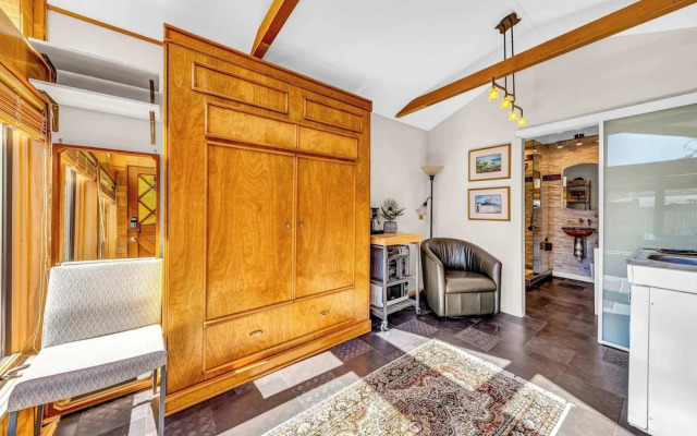 Snuggle Inn A Romantic Couples Retreat!