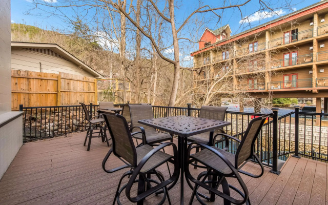 Econo Lodge Inn & Suites On The River