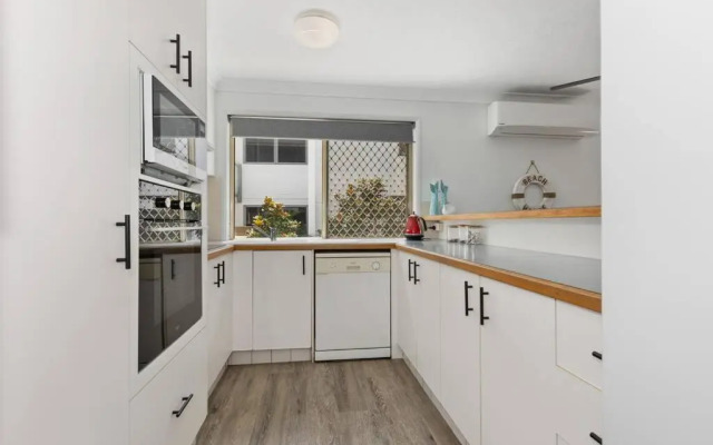 2Bed Beachfront Apartment - Holiday Management