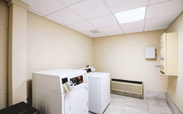 Norwood Inn & Suites Milwaukee