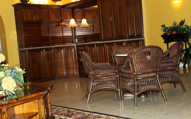 Golden Manor Inn & Suites