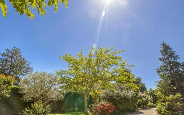 Modern Holiday Home in Barry-d'Islemade with Pool