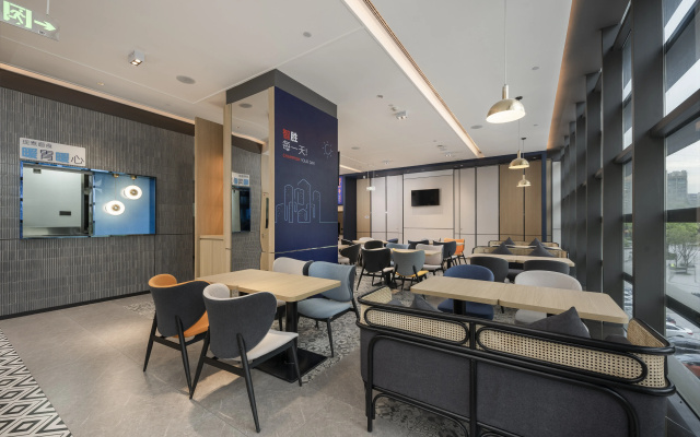 Holiday Inn Express Chongqing Caiyun Lake