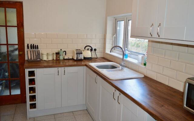 Charming 2 Bedroom House With Terrace
