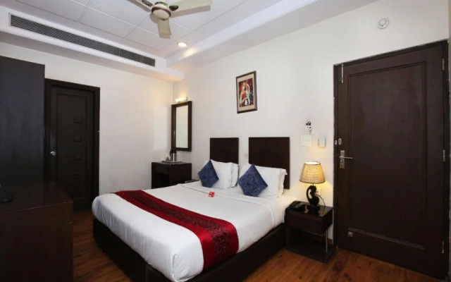 OYO Flagship 113 Golden Temple Road