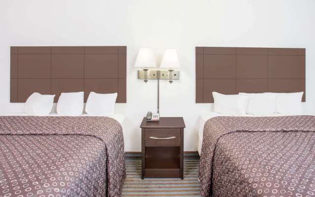 Super 8 by Wyndham Cedar Falls IA - University