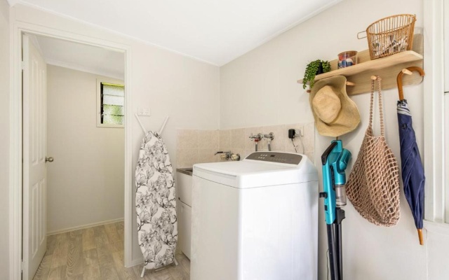 Hughes Hideaway - 2BR Cottage on 1 Acre w Air Con, King Beds – Guest Rooms – Yeppoon
