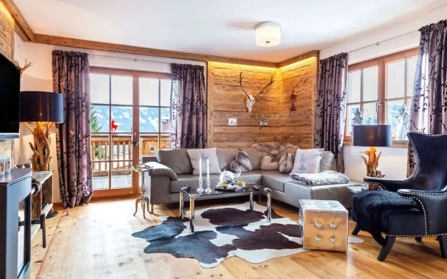 Unique & Exclusively Furnished Chalet near Ski Lift