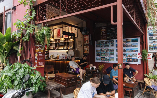 9 Hostel and Bar