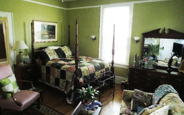 Inn Upon Moon River Plantation