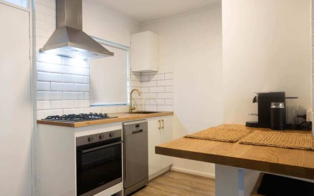 Lovely 1BR Apt in Bicton With Backyard and Parking