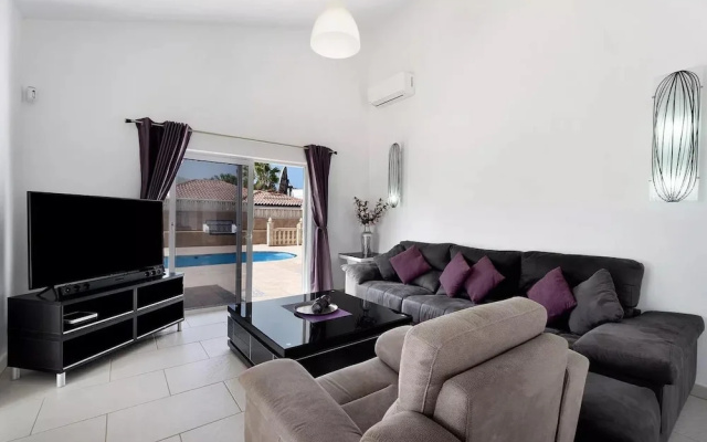 3 Bed Villa - Sleeps 6 - Pool - Hottub- Parking