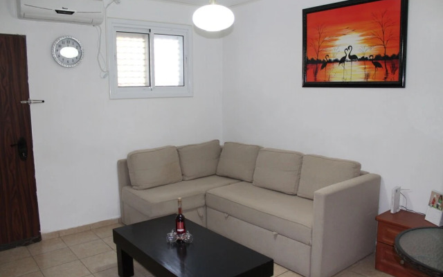 Zimmer Dora Dead Sea