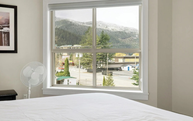 Harmony Haven 2BR Lakefront Suite