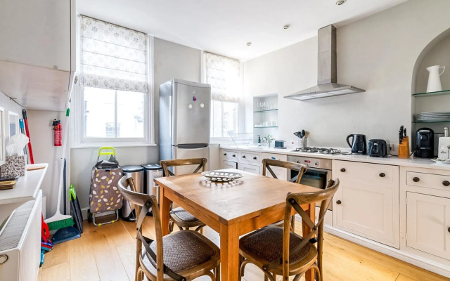 Cozy and Spacious Kensington Maisonette
