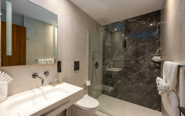 Melpo Antia Hotel & Suites