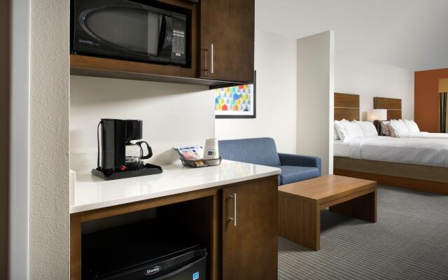 Holiday Inn Express & Suites Bay City, an IHG Hotel