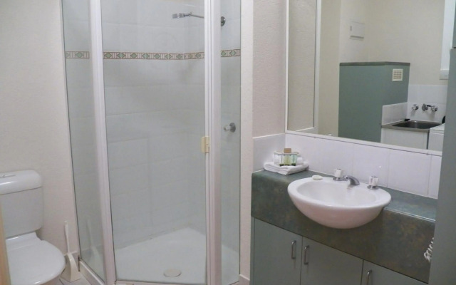 Palm Cove Tropic Apartments