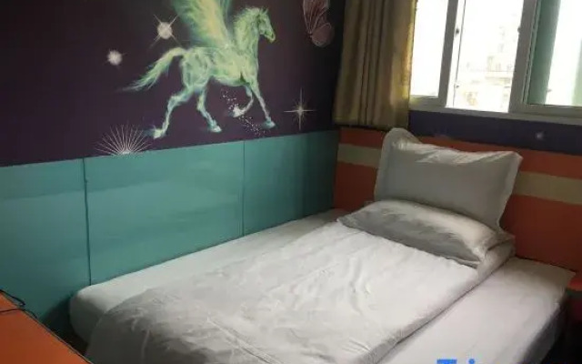Xingzhong Hotel (Shanghai Xingzhong Road Subway Station)