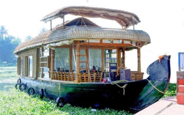 1 BHK Houseboat in Govt Boat Jetty, Kumarakom, by GuestHouser (97E9)