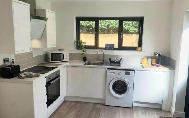 Large modern self contained apartment in Lymington