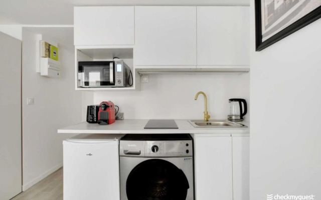 Into Paris - Marais Apartment