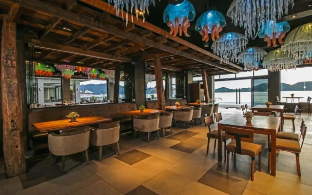 Two Seasons Coron Bayside Hotel