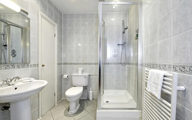 Historic Whitehall Flat in SW1 by Underthedoormat