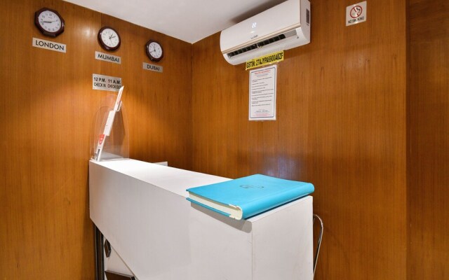 OYO 15535 Deluxe Residency