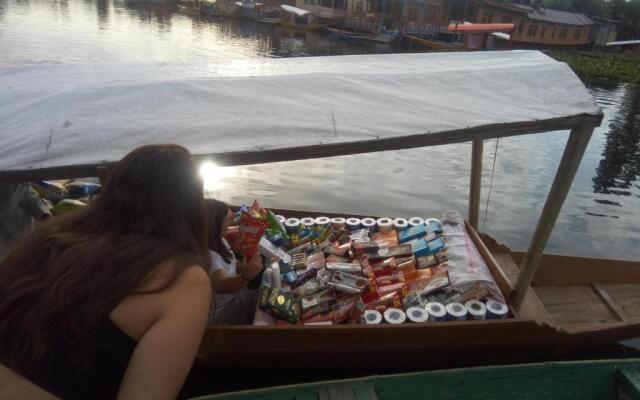Houseboat New Suzan