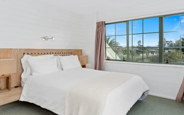 Kiwi Kuta with direct beach access - Matarangi Holiday Home