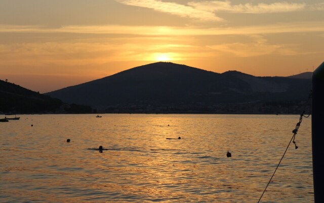 D - Large apt With big Terrace, Next to the Beach