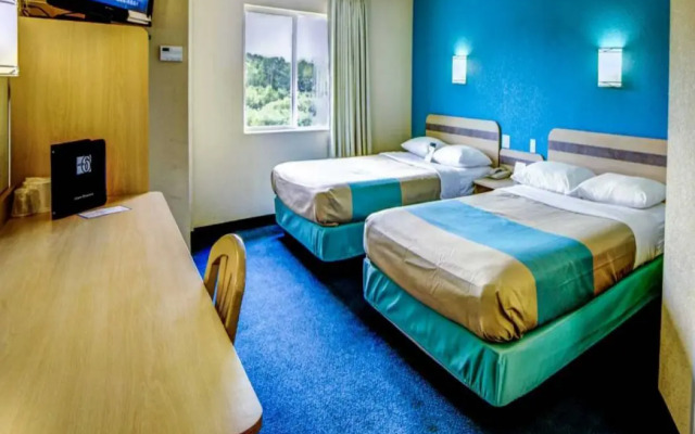 Motel 6 Huntsville, ON