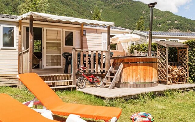 Camping Le Chateau De Rochetaillee