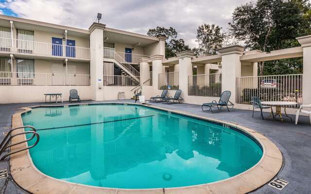 Motel 6 Cleveland, TX