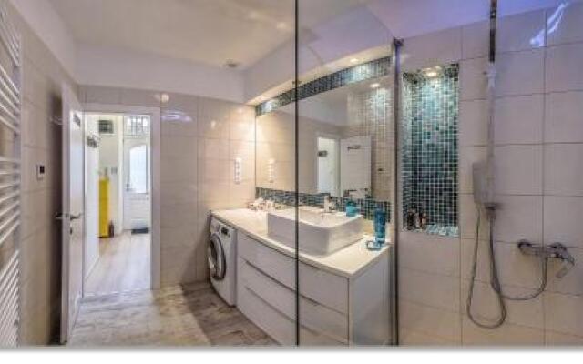 Stunning Oktogon Home