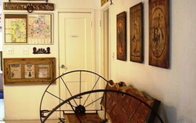 The Wild Wild West Dallas Irving Backpackers' Guesthouse