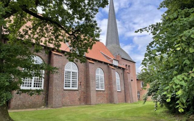 Zur Kirche