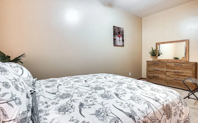 Apple Valley Home, Shared Golf Course On-site