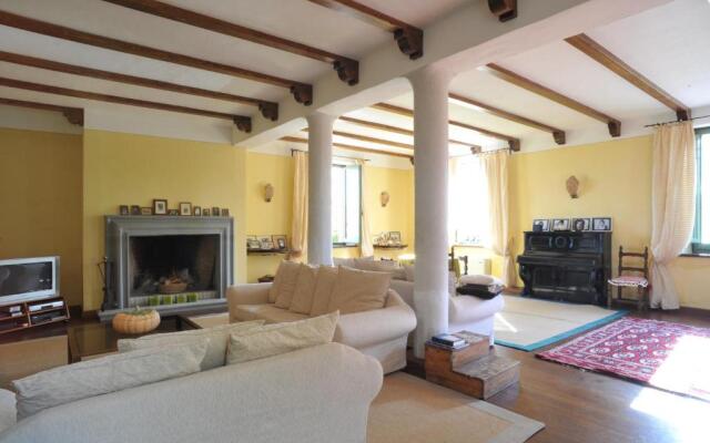 Villa Augusta Sleeps 14 Exclusive Pool