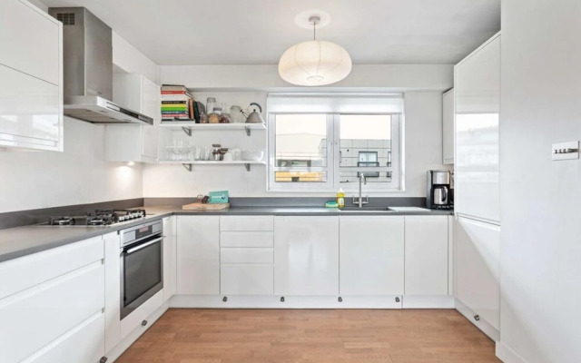 Lovely 2 Bed Apartment w Balcony nr River Thames