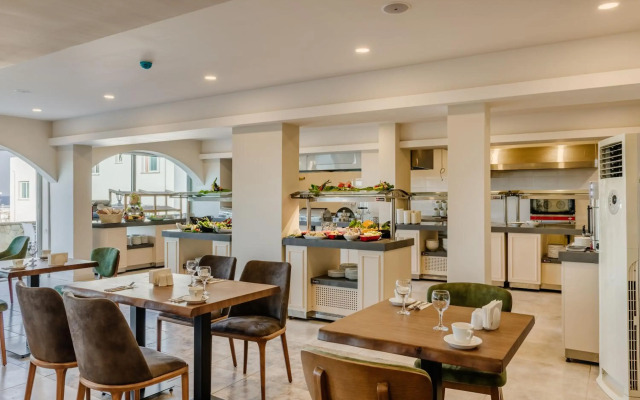 Olivia Palm Hotel