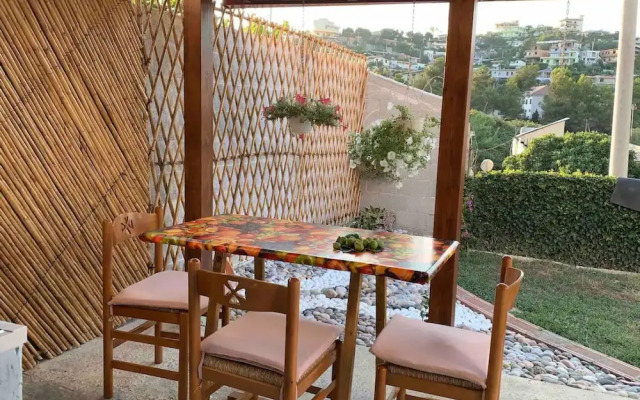 Entire unit near beach access to garden