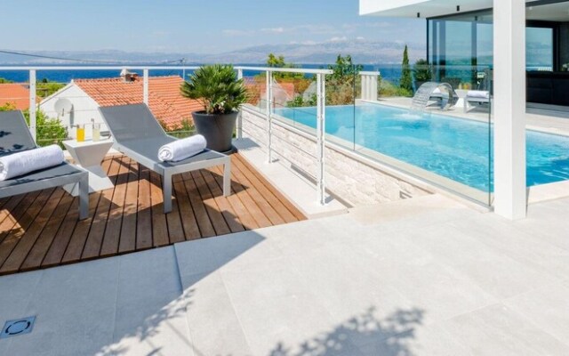 Luxury Villa Vitae With Heated Infinity Pool, 8 Sleeps