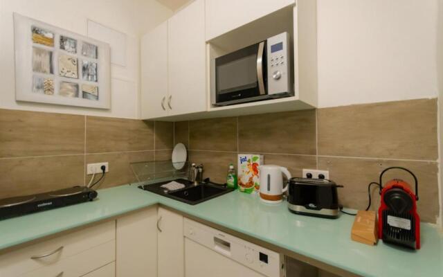FULL HOUSE Hotel Nürnberg - shared bath & kitchen