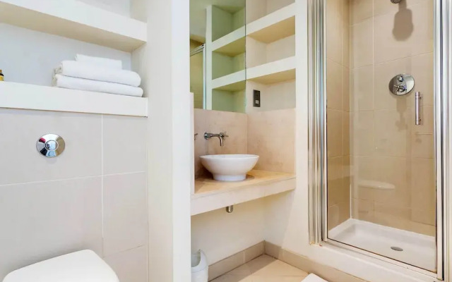 Plush Apartment In London With Balcony