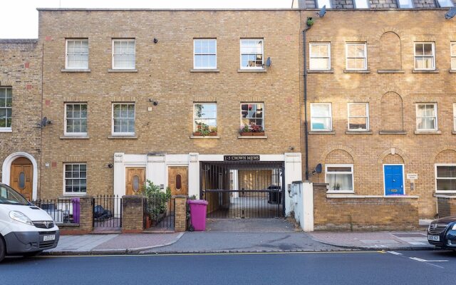 Spacious 4 Bedroom Home in East London