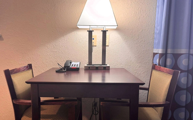 Super 8 by Wyndham IAH West/Greenspoint