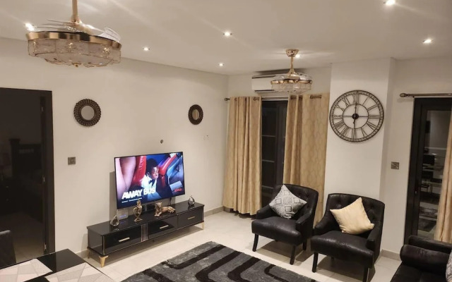 Luxurious & Comfy Gem-5 Star Location-pools, Gym!