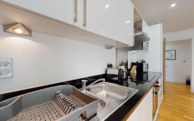 Comfy Two Bed Apartment w Balcony in Canary Wharf
